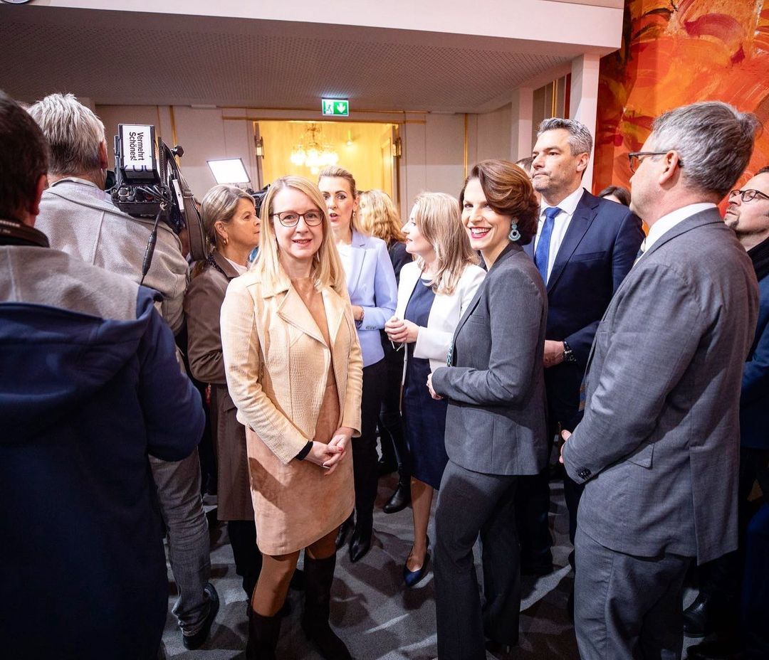 Jessicallen123's tweet photo. It's my pleasure to meet you all today, let's work smarter 🎆 https://t.co/CPLW7V0M2a