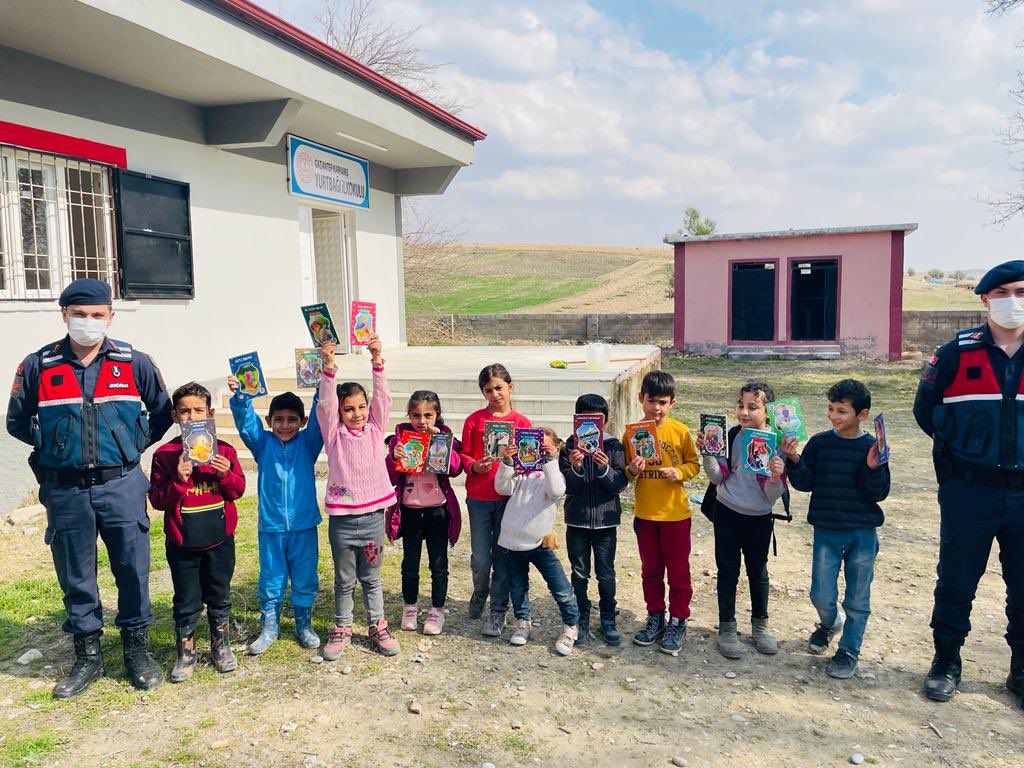 Okulumuzun kütüphanesine gelen hikaye kitapları için ince düşüncelerinden dolayı  #karkamışilçejandarma teşekkür ederiz.. <a href="/jandarma/">T.C. Jandarma Gn. K</a>  <a href="/Hkendrc/">HALİL KENDİRCİ</a>  <a href="/KarkamisMEM/">Karkamış Milli Eğitim Müdürlüğü</a> <a href="/reco0689/">Recep Erturk</a>