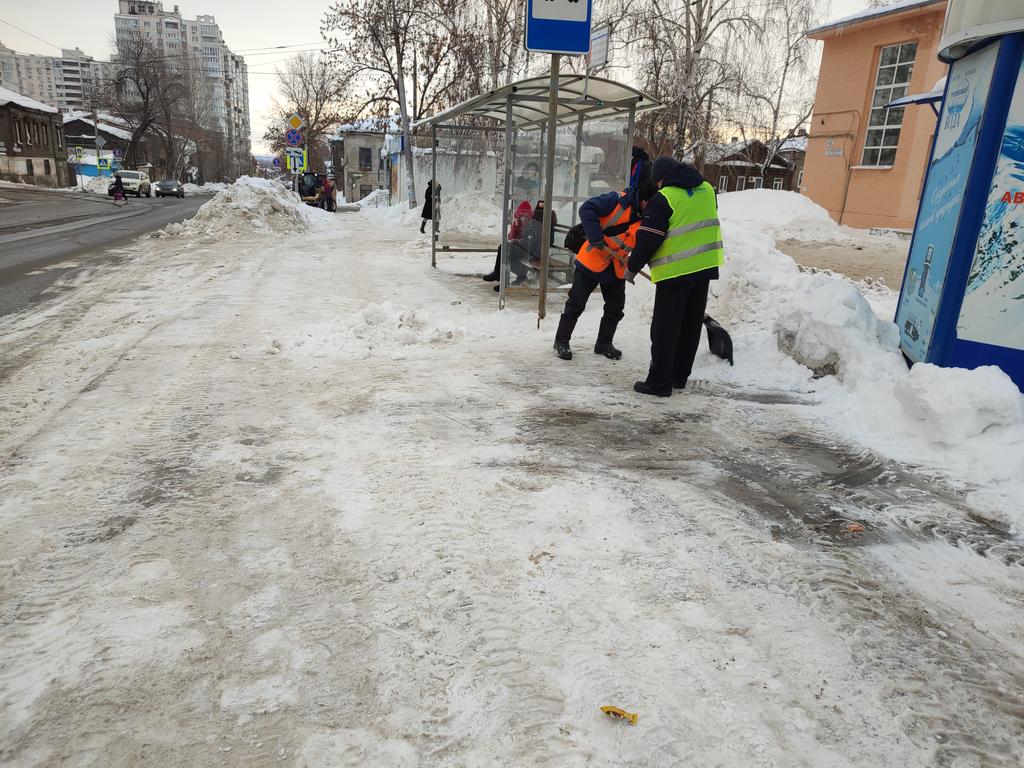 Очистка от снега и наледи тротуара и территории остановочного павильона на ул. Пионерской, 45. <a href="/rradyukov/">Роман Радюков</a> <a href="/AdmSamRna/">Администрация Самарского внутригородского района</a>