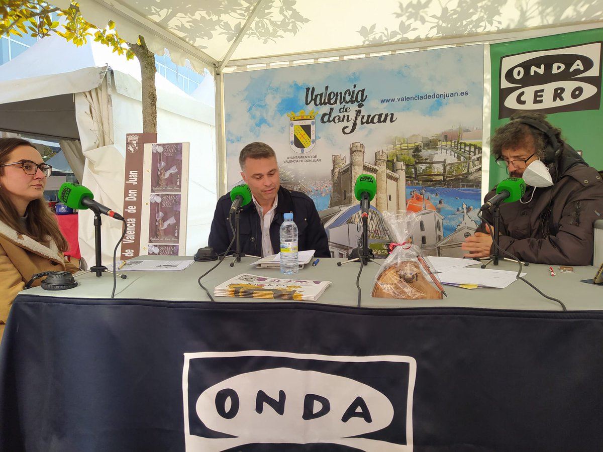 ondaceroleon's tweet photo. 🔊 Comenzamos #masdeunoleon desde la 🚜#feriadefebrero de @ValenciaDeDJuan, con su alcalde @JPRegadera y la periodista @TGiganto https://t.co/jyQSB1E3HV