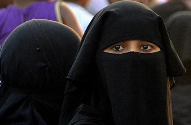 punjabkesari's tweet photo. हिजाब : सिर्फ औरतें क्यों छिपाएं चेहरा
https://t.co/CENEl8EvGJ
#hijab #women #hideface #oic #muslims https://t.co/BikC3AwgVH
