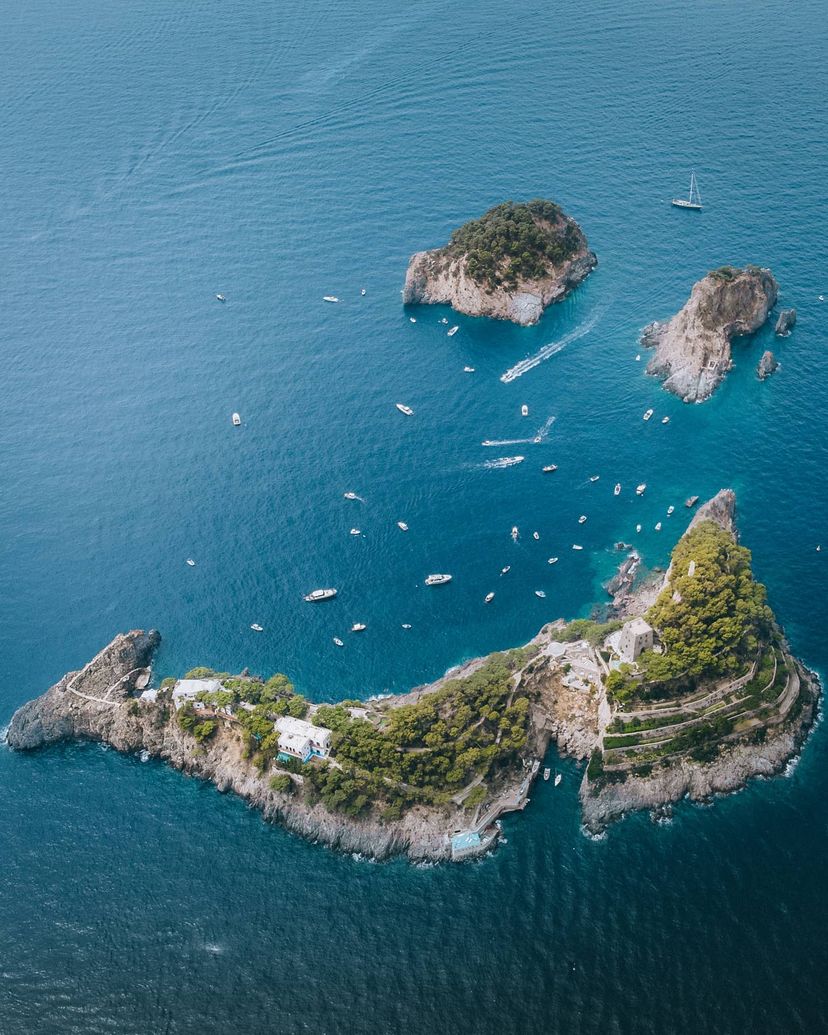 disc_campania's tweet photo. L’isola Gallo Lungo, a forma di delfino, l’isola Rotonda e l’isola Castelluccia, insieme all’isolotto di Isca e allo sperone roccioso di Vetara compongono l’Arcipelago Li Galli, nel mare tra Positano e Capri. 

📷Paolo Ammendola

https://t.co/uFZ0cfvAV5

#ligalli #capri #positano https://t.co/SuYDSEQPgT