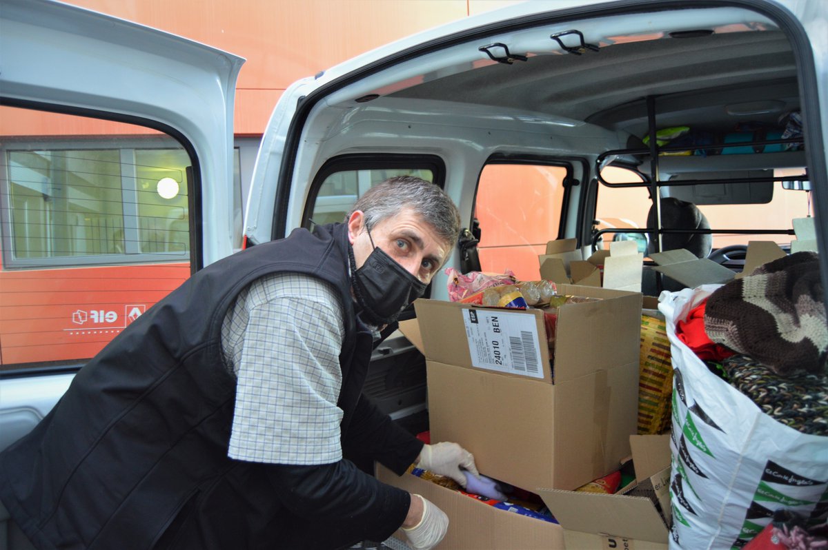 hsjdleon's tweet photo. 🏥 La Obra Social del @hsjdleon ha entregado a Florentino Rubio y José Javier Lago, de la Asociación Leonesa de Caridad (#Asleca), los 197 kilos de alimentos recogidos en el marco de la campaña #DiciembreSolidario para su #comedorsocial 🍽
¡Gracias a todos! https://t.co/z0sSO1mzHJ