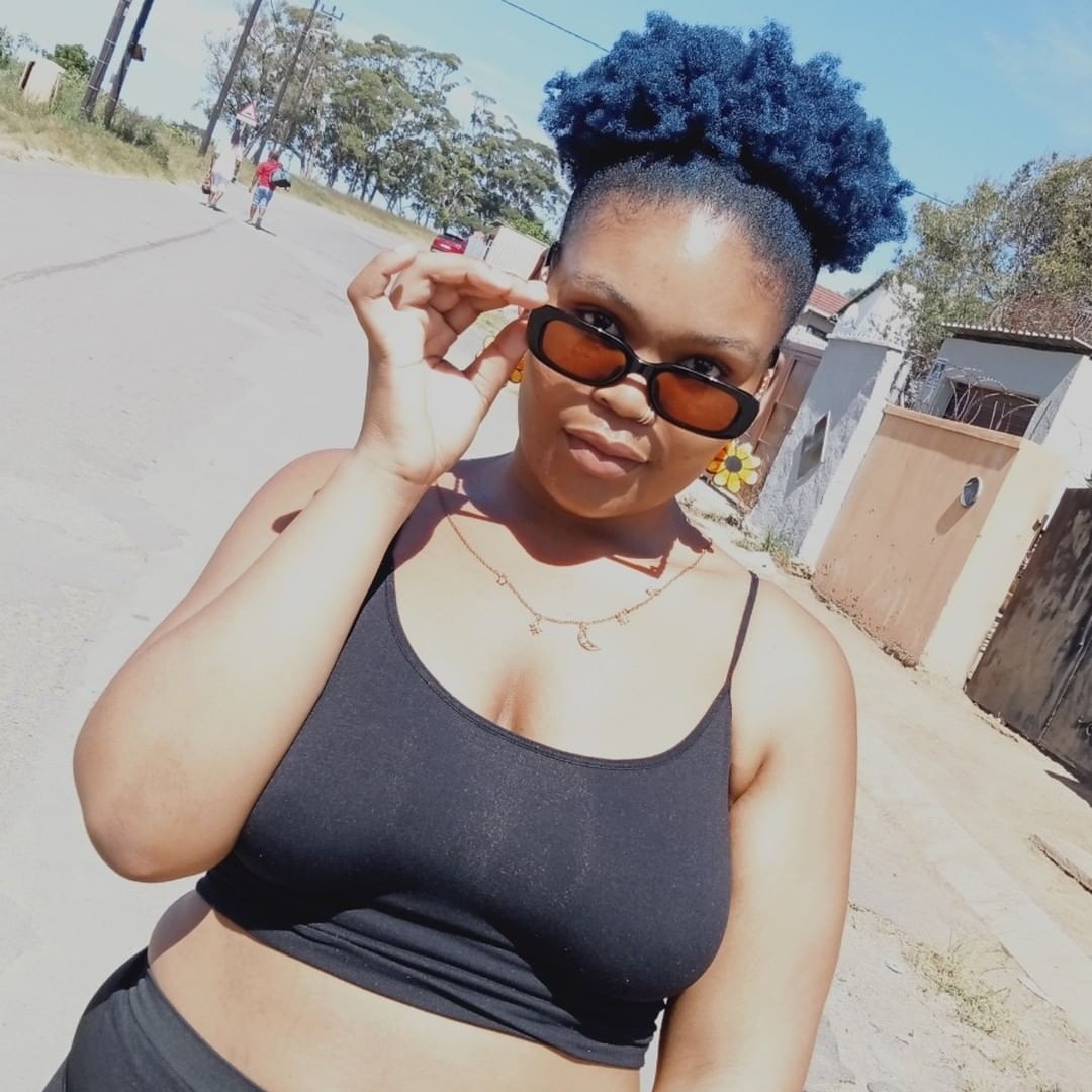 CoiledCrew's tweet photo. A blue fro bun, Vitamin D and some summer enjoyment... possibly the last month of working from home as well. Enjoy it while it last 🌞🤏🏾👓 😎
#helloweekend #byebyesummer☀️
#workingfromhomeperks #theendoftheseason https://t.co/x6m0zO9lcY