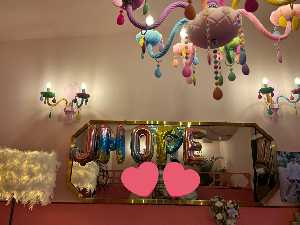 peobbeul's tweet photo. #이촌 #샤넬 #호비생일ㅊㅋ #제이홉생일카페 #적극적인사장님 https://t.co/ViO5fjWU7C