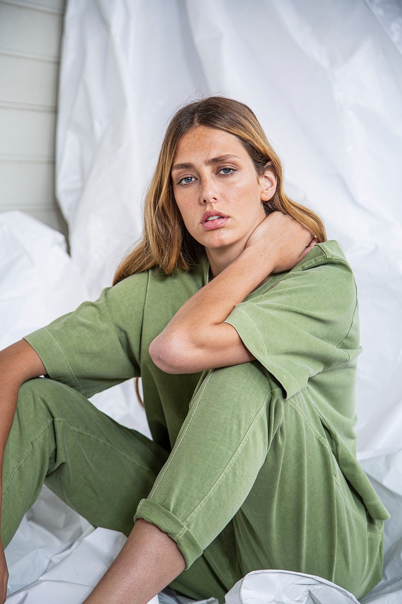 NEW IN * NEW IN * NEW IN *

Made from a sporty cotton jersey, the slightly cropped shirt Birdey has a boxy fit, narrow shoulders and wide, short sleeves.

Shop ISCHIKO® Shirt Birdey / 100% Cotton

#OSKA #ISCHIKO #Newin #SS22 #SpringSummer22 #Sustainable