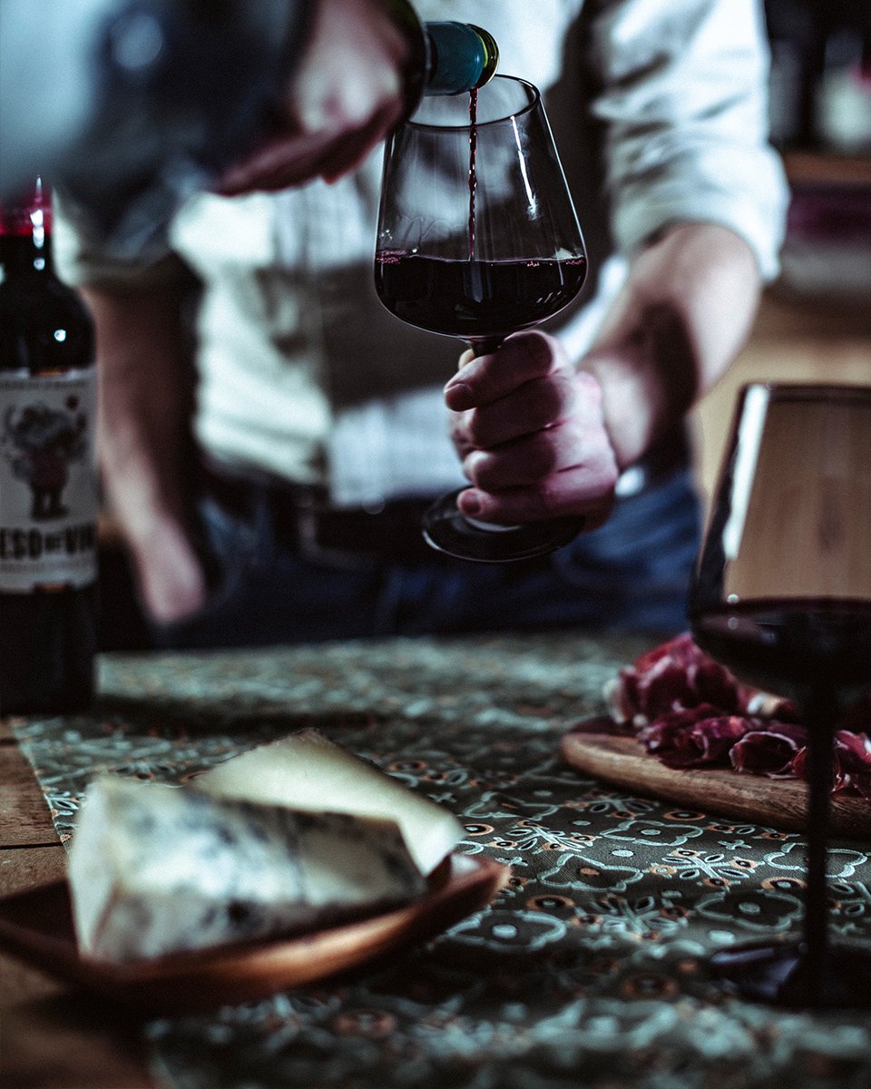 BesodeVino's tweet photo. 🇪🇸 Hoy, los forofos del vino tenemos una cita con el calendario, porque hoy es el #DíaInternaciónalDeBeberVino. Así que, abre una botella de Beso de Vino y celebra este día tan importante 🍷🎉
.
#ElVinoDeLasPiedras #VinoLovers #WineLovers #DOcariñena #LoQueVesEs @aragonalimentos https://t.co/XvXYhG01Yy