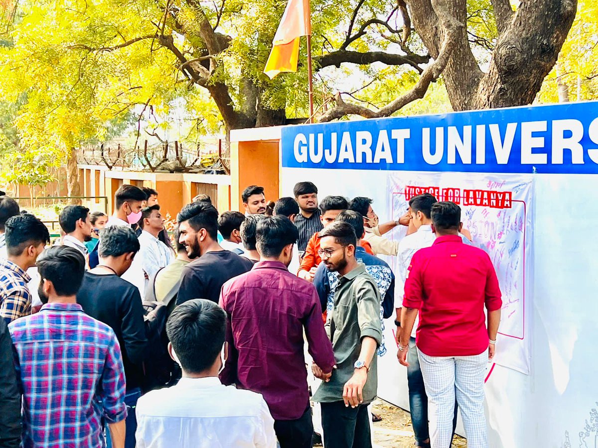 ABVPGujarat's tweet photo. Signature Campaign by Karyakarta's of Gujarat University with demand of #JusticeForLavanya, in the presence of ABVP Gujarat State Secretary Kumari Yutiben Gajre. 

#FightForLavanya 
#ABVPGujarat https://t.co/bcnHXAepLE