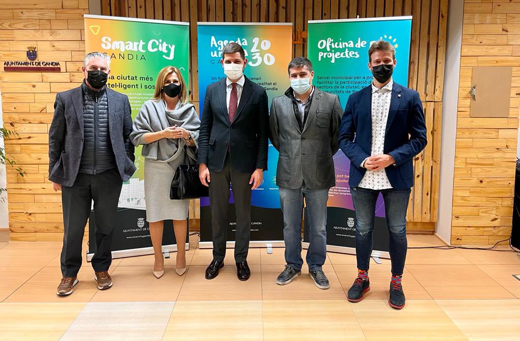 Ayer, en representación de <a href="/grupo_peisa/">Grupo Peisa</a>, <a href="/AALMINANA/">AMPARO ALMIÑANA</a> y <a href="/juliandiazperez/">Julian Diaz</a> asistieron a la presentación de la Oficina de Projectes del <a href="/aj_gandia/">Ajuntament de Gandia</a>. 

En la imagen 📸 con el Alcalde de #gandia, <a href="/josemaprieto/">Jose Manuel Prieto</a>, Juan Pablo Tur de Turmetal y Vicente Bañuls de <a href="/BasorElectric/">Basor Electric</a>. 
#SmartCity
