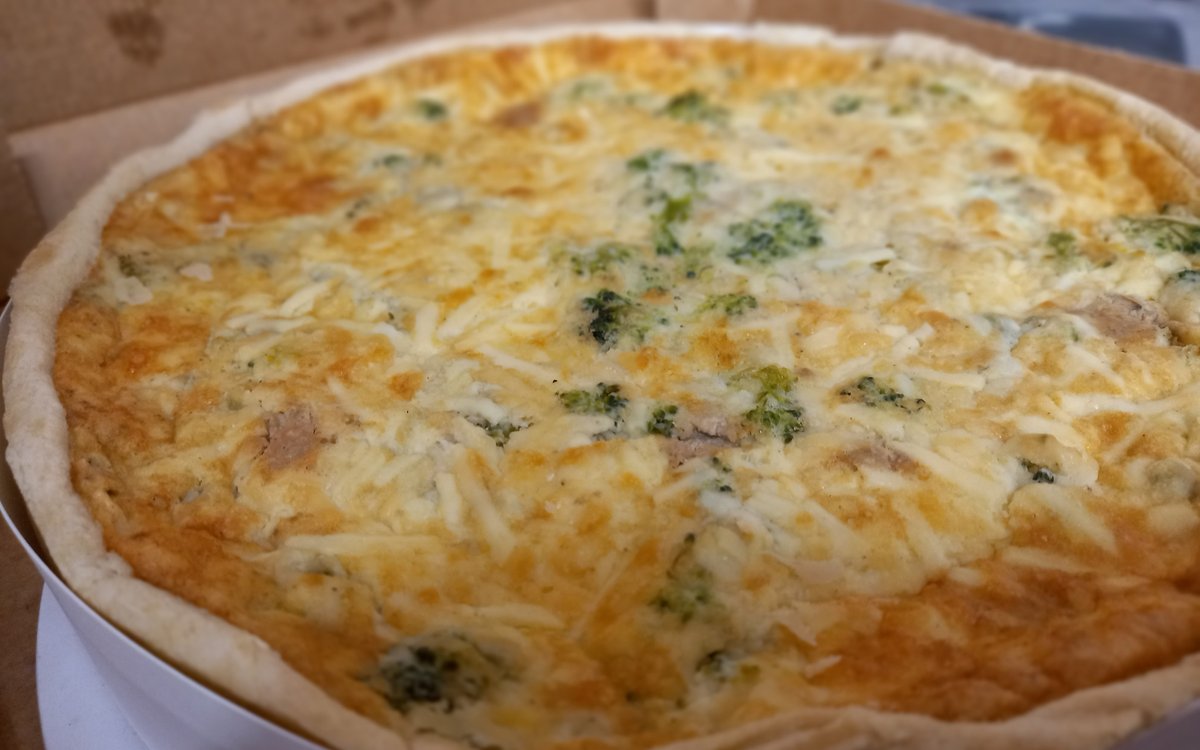 Occombe_Farm's tweet image. Let these locally made quiches be your lunchtime inspo for today. Come buy by the slice. Perfect for picnics and lunchboxes too.

#ocombefarm #halftermtreatsformum