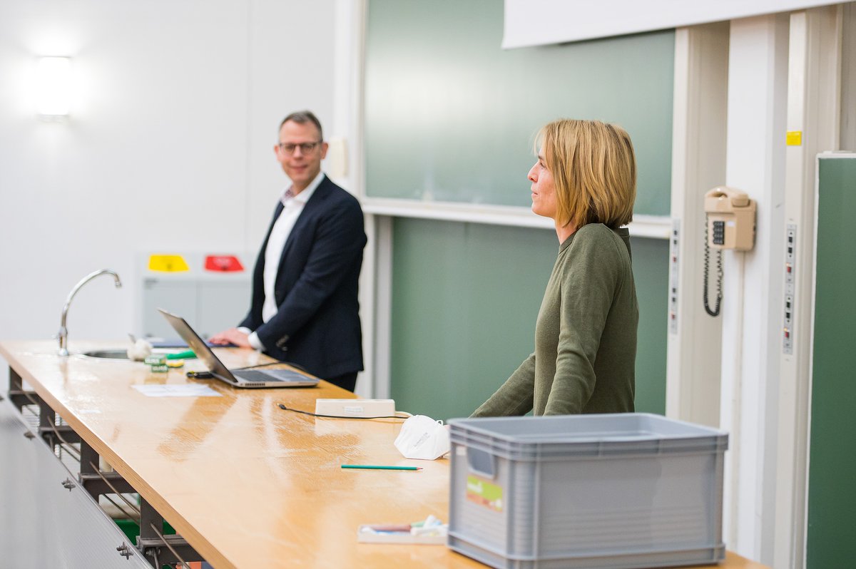 verenawolf_'s tweet photo. Eben Kick-Off für die 2. Kohorte der Weiterbildungsmaßnahme für Informatik in der Sekundarstufe I. Staatssekretär Jan Benedyczuk begrüßt die Teilnehmer*innen im Hörsaal des @SIC_Saar.   
Schön, dass so viele Lehrkräfte die spannenden Methoden der Informatik unterrichten möchten! https://t.co/8ICb2yM5ZC