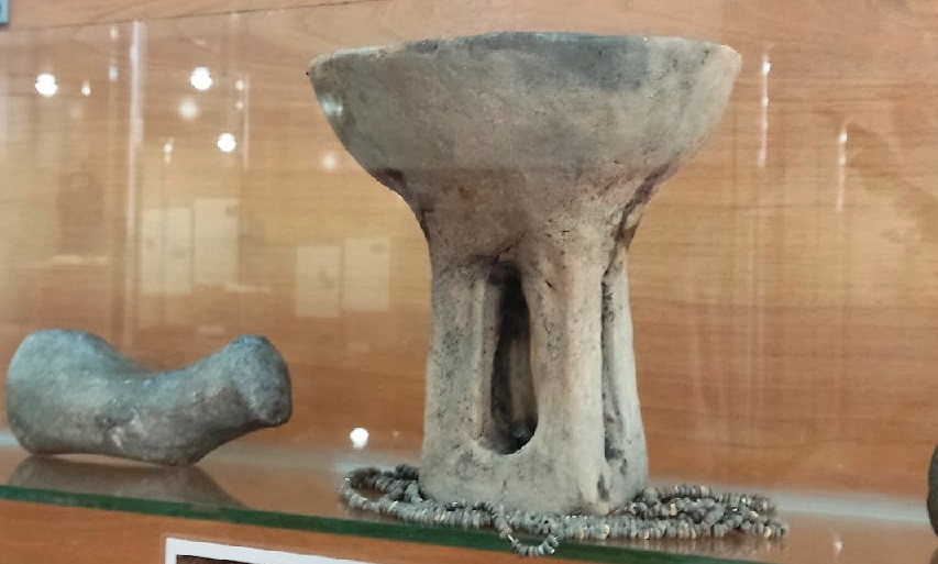 esmuseum's tweet photo. В одном из залов нашего музея вы можете увидеть необычный предмет. Керамическая курильница на высокой ножке с внутренним карманом
Подробнее: https://t.co/APWfu0RzF0 https://t.co/Gy8yvSATni