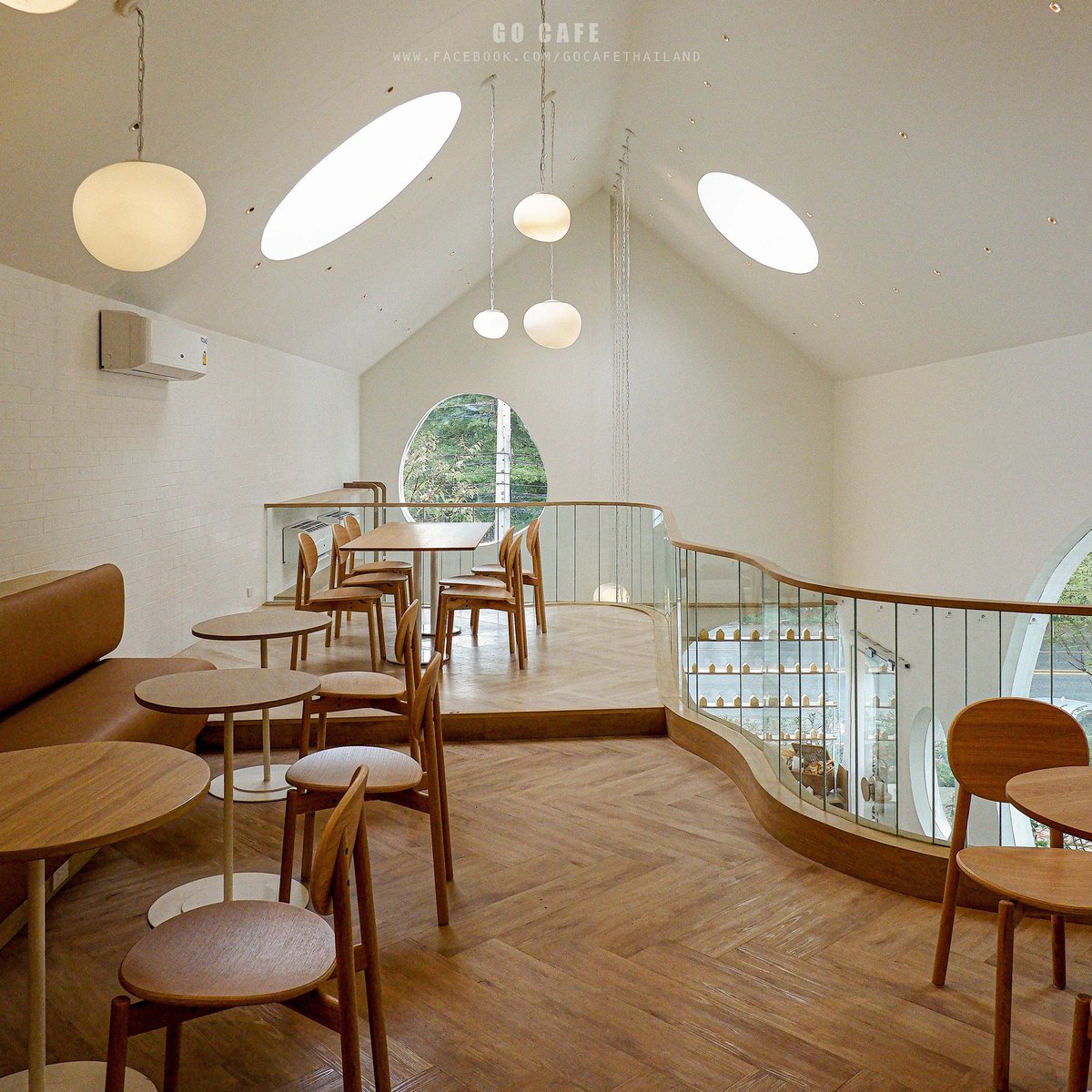 gocafethailand's tweet photo. Breadtory Cafe🍞
#คาเฟ่เปิดใหม่สไตล์มินิมอลสุดคิ้วท์ย่านรังสิต 
โซคิ้ววท์ม๊าก! ตัวร้านจะเป็นรูปทรงคล้ายขนมปัง โทนสีน้ำตาลขาว ภายในร้านตกแต่งสวยมาก บรรยากาศอบอุ่น จะมีด้วยกันสองโซน คือโซนขนมและโซนเครื่องดื่ม รวมถึงมีมุมสวนน่ารักๆ ด้านหน้าร้าน🥰 @Kin24hrs @aroii https://t.co/f61ihIO9Na
