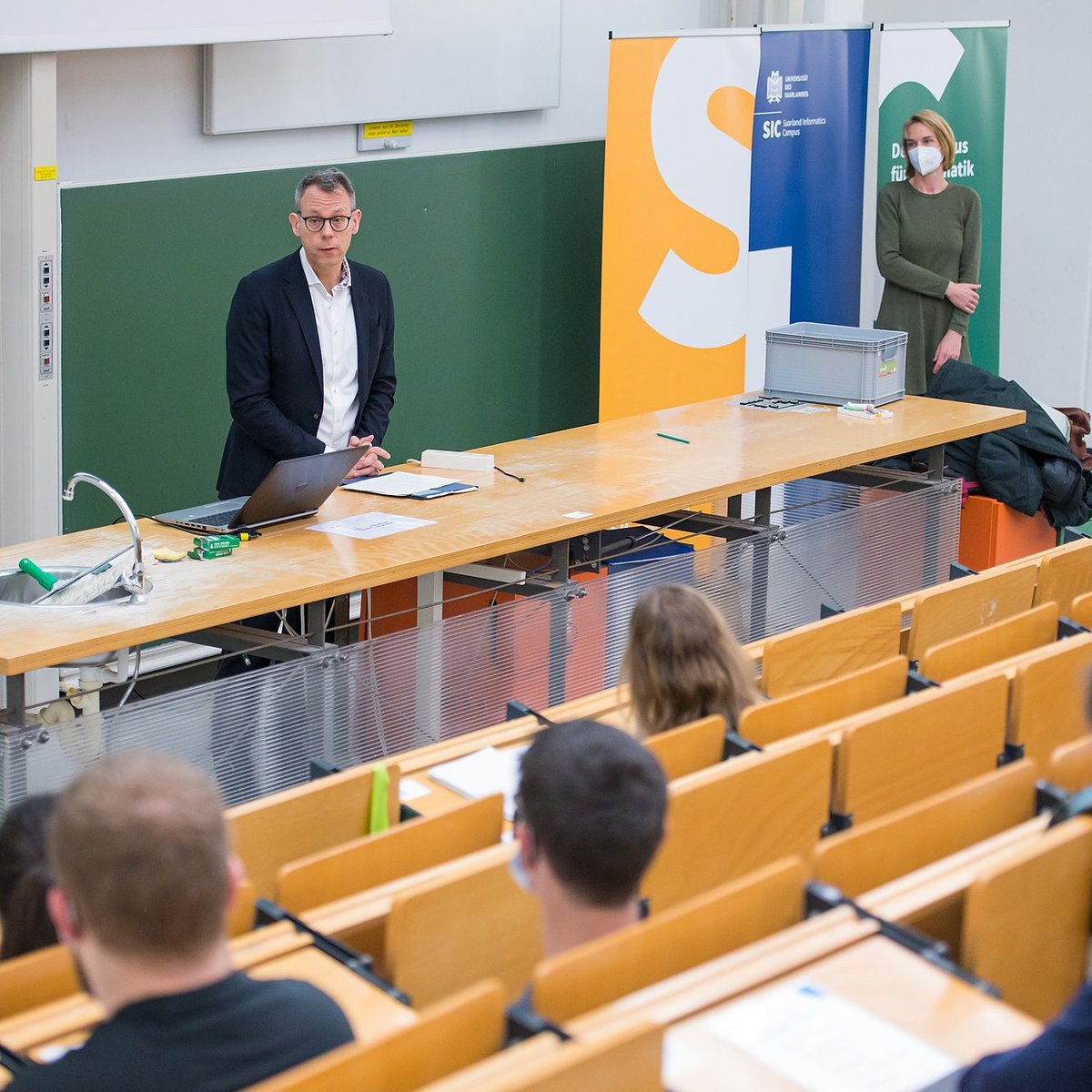 verenawolf_'s tweet photo. Eben Kick-Off für die 2. Kohorte der Weiterbildungsmaßnahme für Informatik in der Sekundarstufe I. Staatssekretär Jan Benedyczuk begrüßt die Teilnehmer*innen im Hörsaal des @SIC_Saar.   
Schön, dass so viele Lehrkräfte die spannenden Methoden der Informatik unterrichten möchten! https://t.co/8ICb2yM5ZC