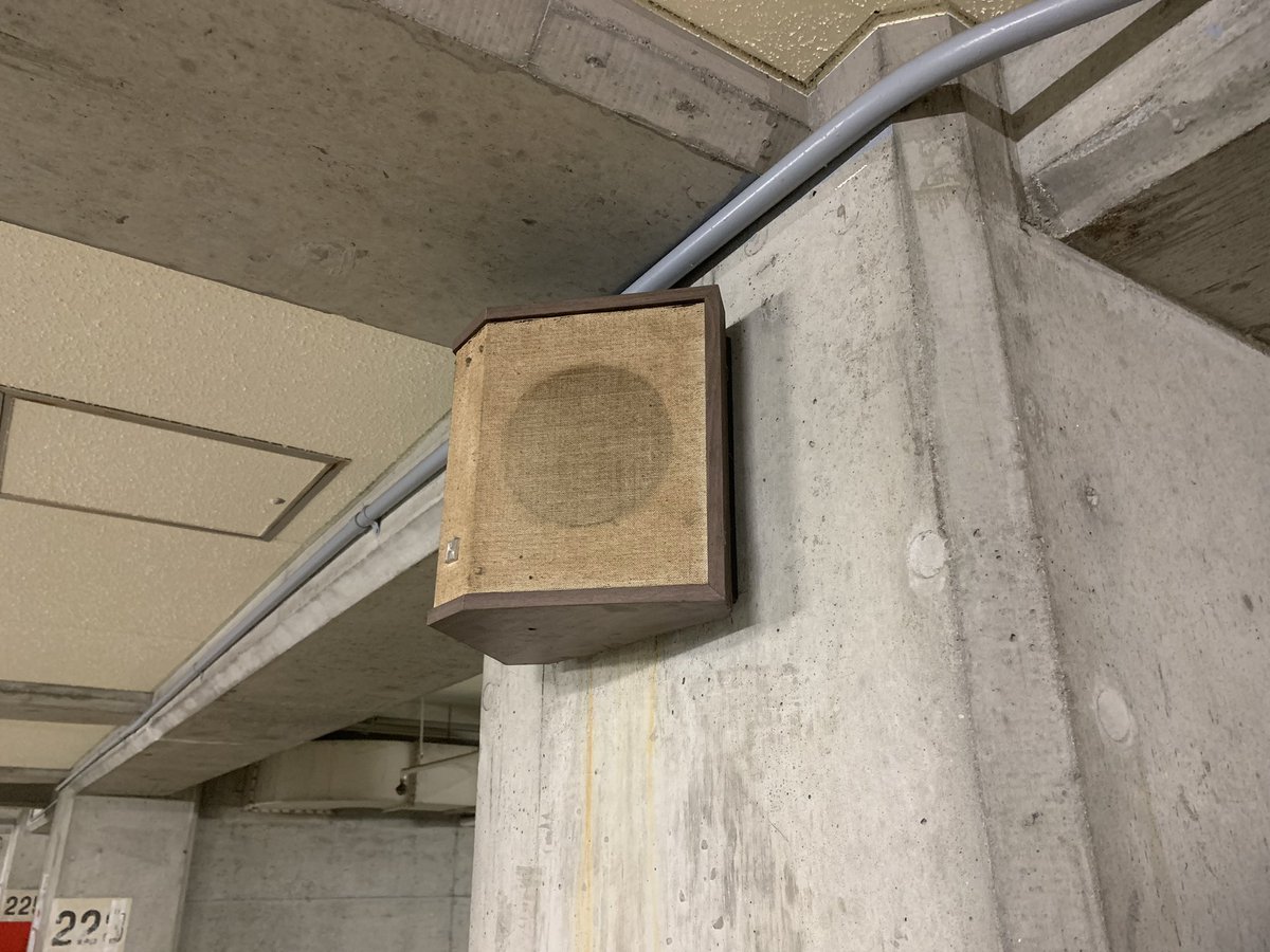 24dbspl's tweet photo. 神戸の駅地下で見かけた東芝の壁掛スピーカーが素晴らしい https://t.co/VSLZYprdxV