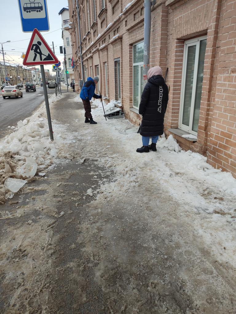 Очистка от наледи тротуара на ул. Венцека, 51. <a href="/rradyukov/">Роман Радюков</a>
<a href="/AdmSamRna/">Администрация Самарского внутригородского района</a>