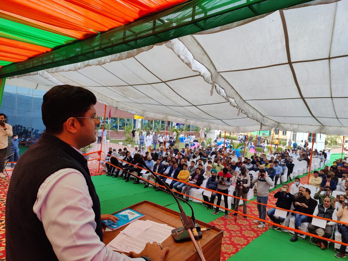 Dchautala's tweet photo. मैं बहादुरगढ़ के उद्योगपतियों को भरोसा दिलाता हूं कि इंडस्ट्रियल क्षेत्र की दशा एवं दिशा बदलने का काम करूंगा। 75% जॉब्स फॉर लोकल के लिए आपके समर्थन के लिए बहुत बहुत आभार। सार्थक चर्चा के लिए फुटवियर पार्क एसोसिएशन का हार्दिक धन्यवाद। https://t.co/zDd8sD5aGT