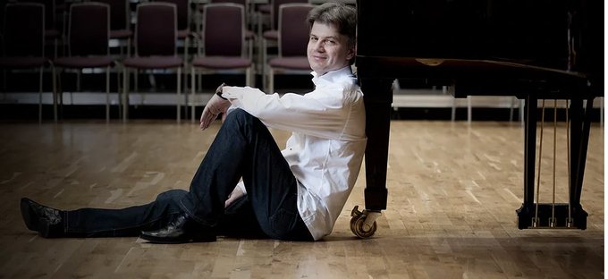 SinfCam's tweet image. It's been an absolute pleasure rehearsing the Grieg Piano Concerto with Mark Bebbington this week, not to mention Sibelius's 5th Symphony. Plus Grieg's 'Wedding at Troldhaugen'! An irresistible programme.
 Tickets here,
adcticketing.com/.../midwinter-… , or from 7pm, 20th Feb @WestRoadCH