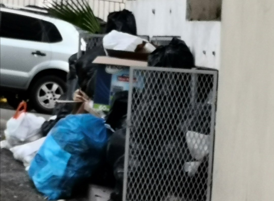 rox451's tweet photo. Más de 1 semana que no se recoge la basura en Dos Mares @AAUD_Panama @AlvaroAlvaradoC https://t.co/8MpEL0KdVy