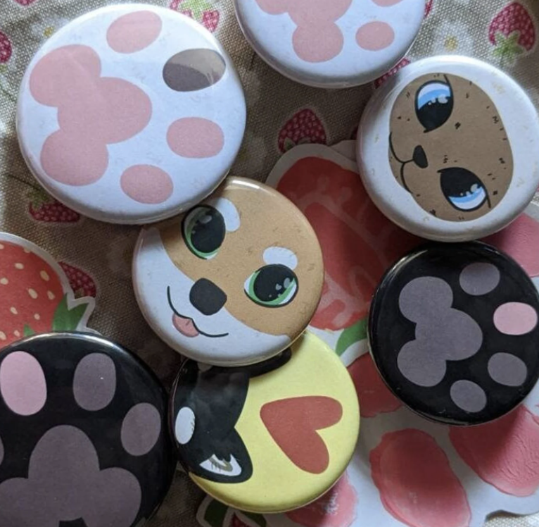 ThornedRobin's tweet photo. Looking for a couple new badges?? I'm currently selling old stock on clearance ✨✨ Grab 'em while you can!!
#Etsy #etsystore #badge #badges #cat #shiba #SmallBusiness 

https://t.co/fp5KzLOWcB https://t.co/dI07Muc7H0