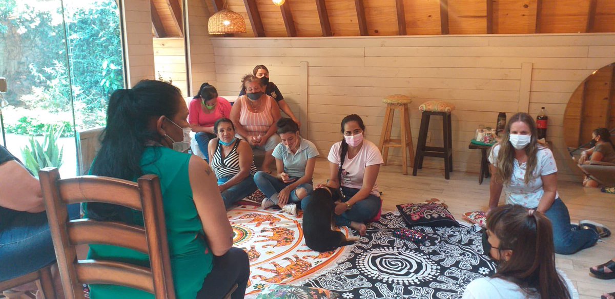 MJusticiaPy's tweet photo. 12 mujeres privadas de libertad del Hogar Nueva Oportunidad se capacitaron para crear sillones decorativos en un taller de técnicas de fabricación dictado por la empresa @ohanaparaguay, como parte del proyecto @LatentePy del #MJ https://t.co/BnNYa9iFSC