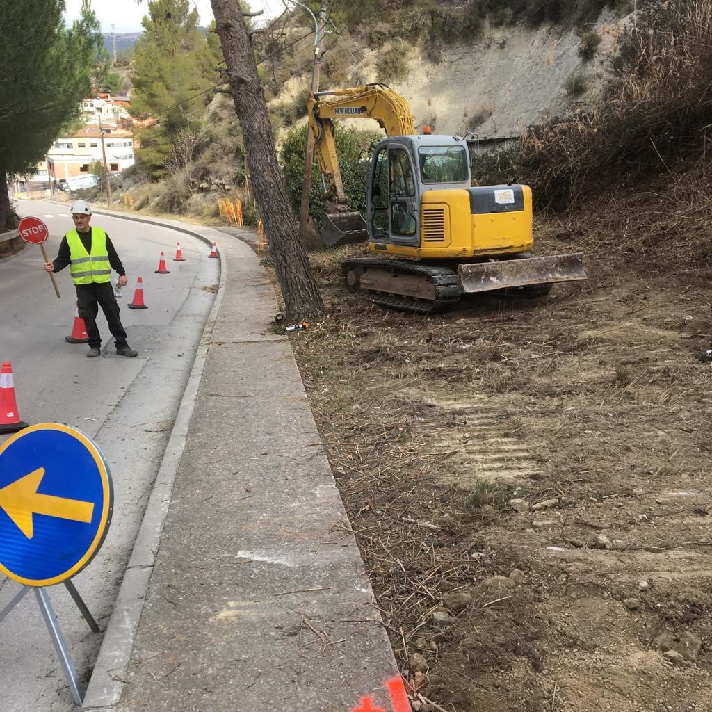 SVCastellet's tweet photo. 👷 🚧 Tret de sortida a les obres per millorar l’accés al barri de la #Balconada a #SVCastellet 🚦
https://t.co/iDdp6KwOEt https://t.co/WMD2UzF90j