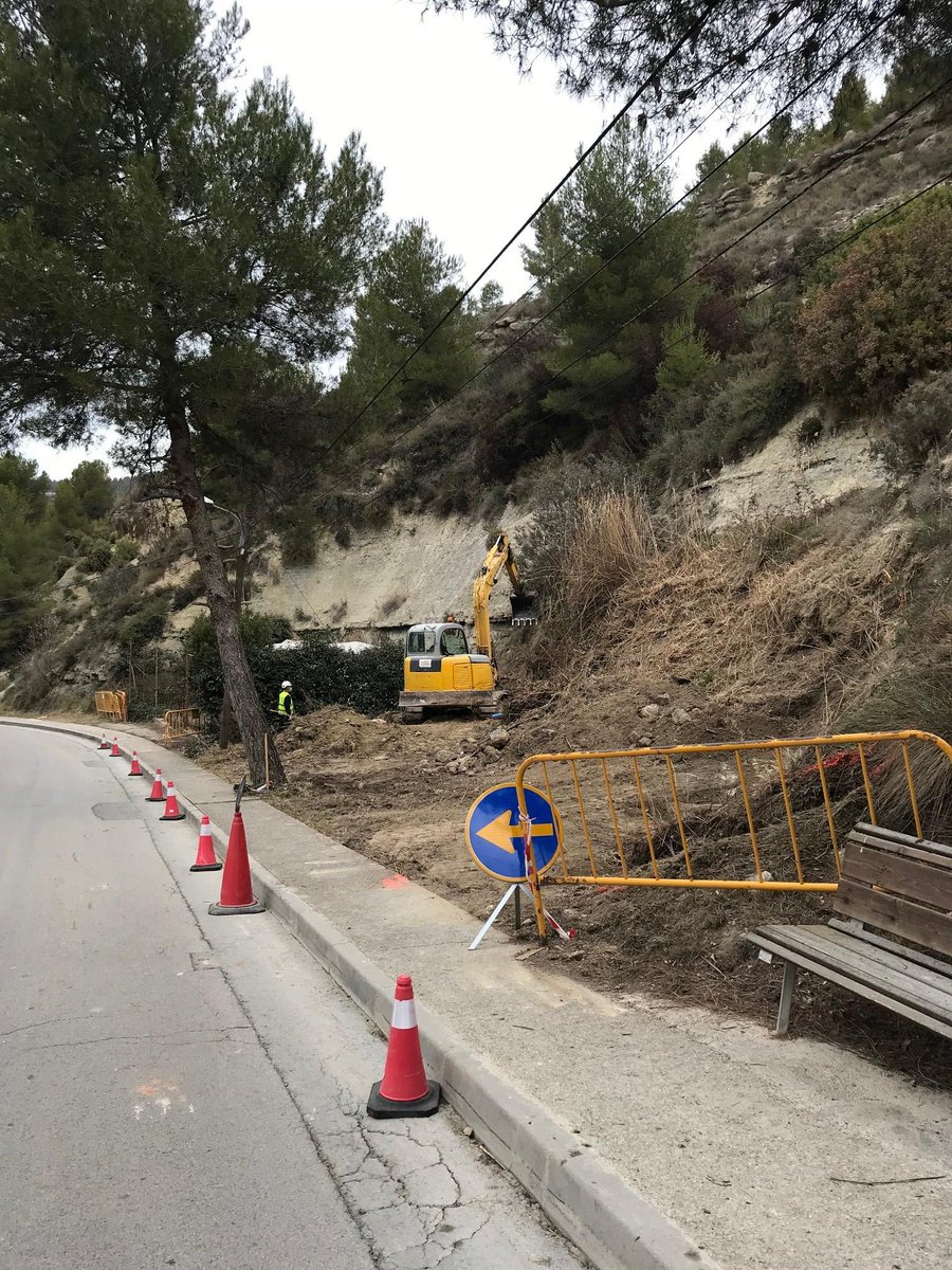 SVCastellet's tweet photo. 👷 🚧 Tret de sortida a les obres per millorar l’accés al barri de la #Balconada a #SVCastellet 🚦
https://t.co/iDdp6KwOEt https://t.co/WMD2UzF90j