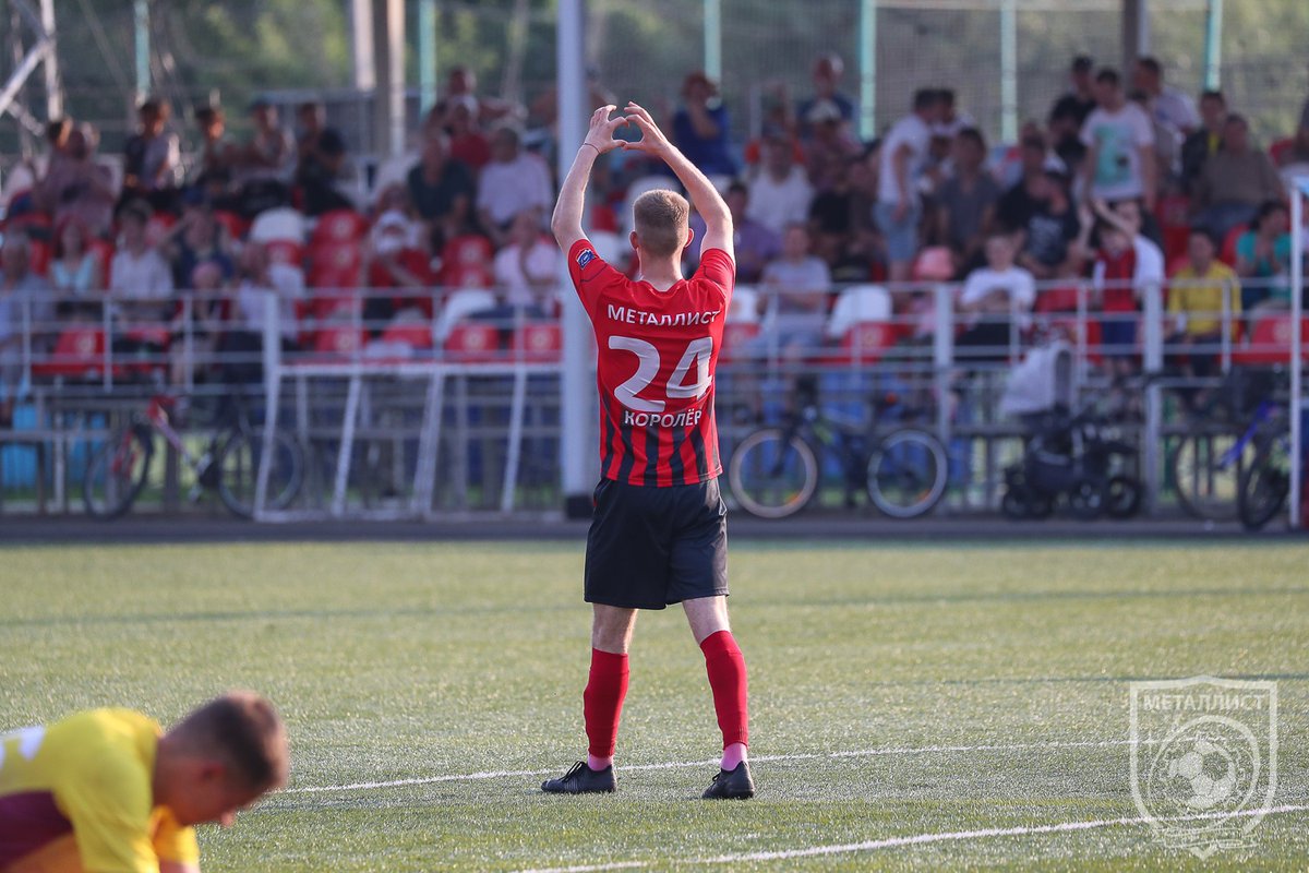 fcmk_official's tweet photo. ВАДИМУ СМЕНЧУГОВУ – 25! 🎁

Сегодня #ДеньРождения 💥 празднует форвард нашей команды Вадим Сменчугов.

🎉 Поздравляем с 🎂 праздником! Желаем крепкого здоровья, благополучия во всём, и много забитых ⚽⚽⚽ в составе «Металлиста»! 🔴⚫💪🏻

#HappyBirthday #МыМеталлист https://t.co/wwdca6CvIu