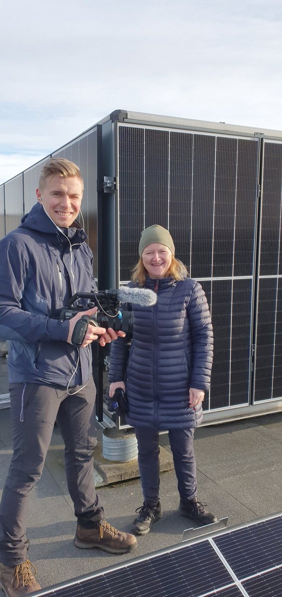 Denne uken har vi installert #solceller for Klaveness Marine i Drammensveien 133. @DNB_Bank ble med oss en tur på taket for å filme. 22 000 kWh på ventilasjonshuset er et godt bidrag til kontorbygget og det grønne skiftet.