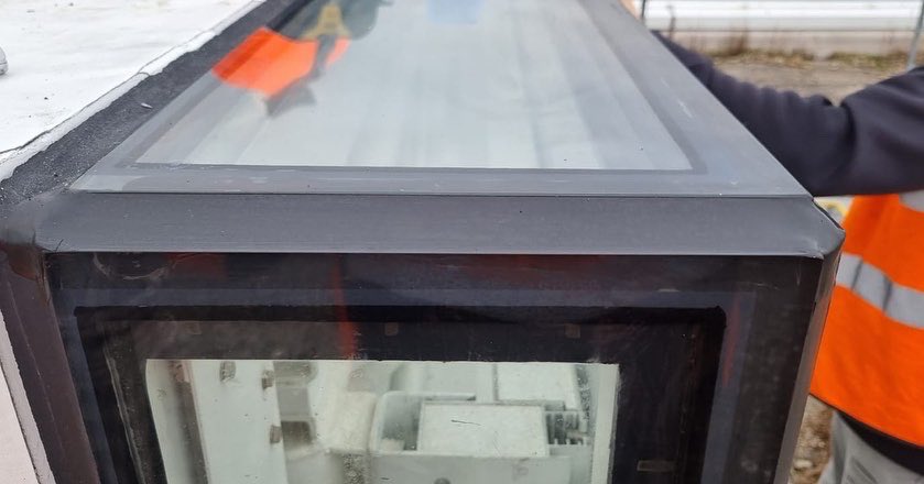 DynamicAccessUK's tweet photo. High Level Glazing Refurbishent works continue this week with our southern projects team. 

https://t.co/8D7katjzt9 

 #ropeaccess #glazing #highlevelglazing #facade #difficultaccess #dynamicaccess #irata #workingatheight #mastic https://t.co/lD9f5xXwLk