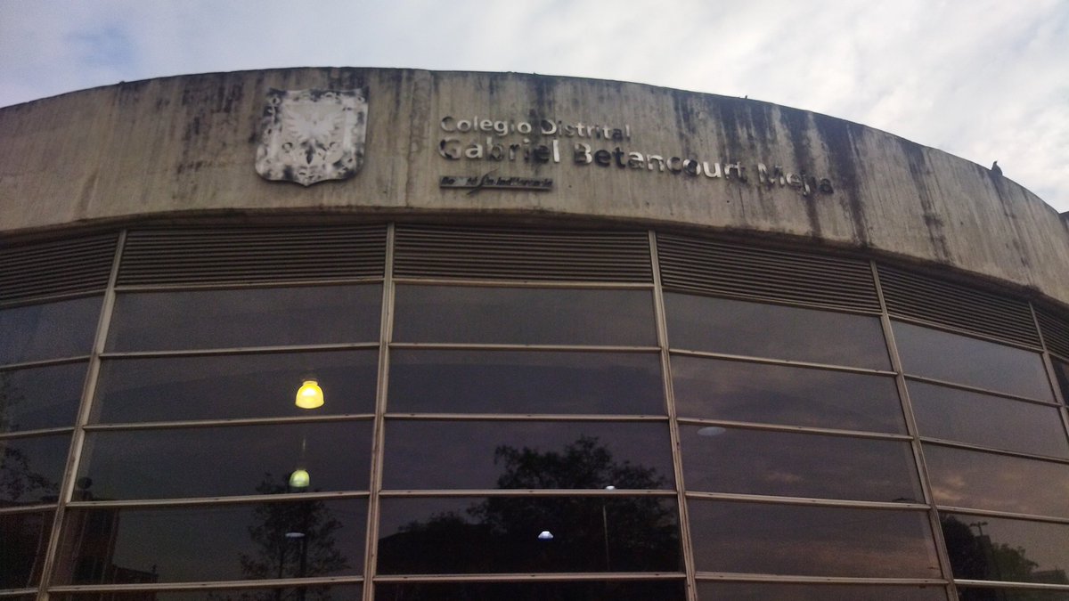 dieselluna's tweet photo. @Kamitorrs Denuncia a la maestra Sandra Oviedo del colegio Gabriel Betancourt Mejia, Tintal. Pone a los niños a hacerle masajes y los maltrata psicológicamente al punto que no quieren venir a clases, se puso la queja y ahora le dice a los niños que no digan nada en casa 🚨 https://t.co/4ij518i705