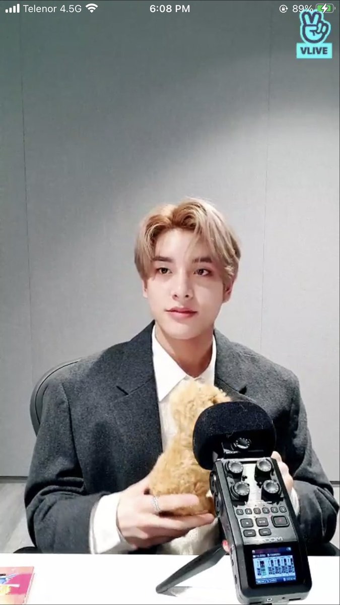 alicer_cazz's tweet photo. Be with him since iland. This is not our real Jakeyy. Isn't it obvious that he looks so uncomfortable? Belift Lab I wil never forgive you for let us see this kind of Jake #ENHYPEN_JAKE https://t.co/E9aU5q65Xf