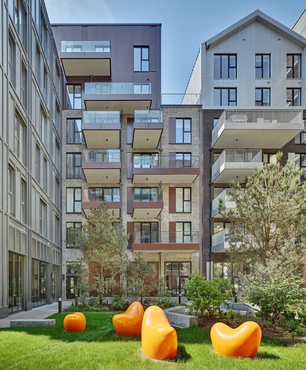 This image shows the courtyard of the Dublin Landings apartments. Landscaping was was used to create and support a sense of community. 📸

@ballymore

#dublinlandings #landscaping #communalspaces #sculpturaldesign  #architects #endacavanagh #kingscourtcountrymanorbrick #reynaers