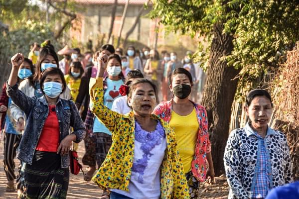 KYITHAR95368969's tweet photo. The people from PhaungKar Village, #Letpadaungtaung area, #Salingyi Twp, rallied and marched in a village to drive out the #MilitaryDictatorship regularly. #GlobalArmsEmbargo  
#2022Feb18Coup     
#WhatsHappeningInMyanmar https://t.co/ea6VMGgFVL