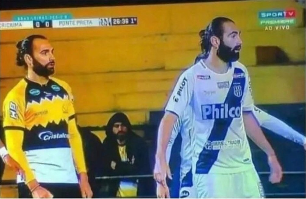 ElGolGarracol's tweet photo. Este man es un crack, juega en dos equipos diferentes y al mismo tiempo ve el partido desde la tribuna. https://t.co/ZrOLu7Rn1m
