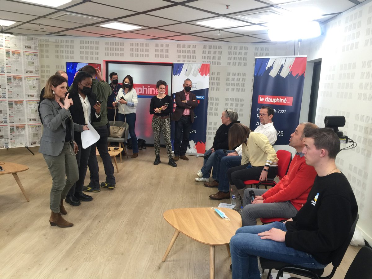 5 mns avant l’émission : les panelistes du ⁦<a href="/ledauphine/">Le Dauphiné Libéré</a>⁩ attendent Marine Le Pen ⁦<a href="/MLP_officiel/">Marine Le Pen</a>⁩