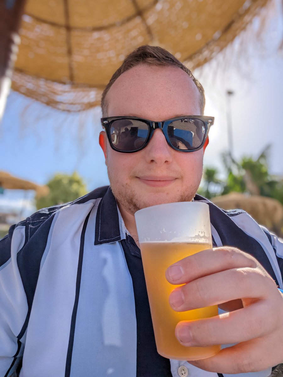 StuartMichael_'s tweet image. I'm out here enjoying the sun. While my garden fly's away