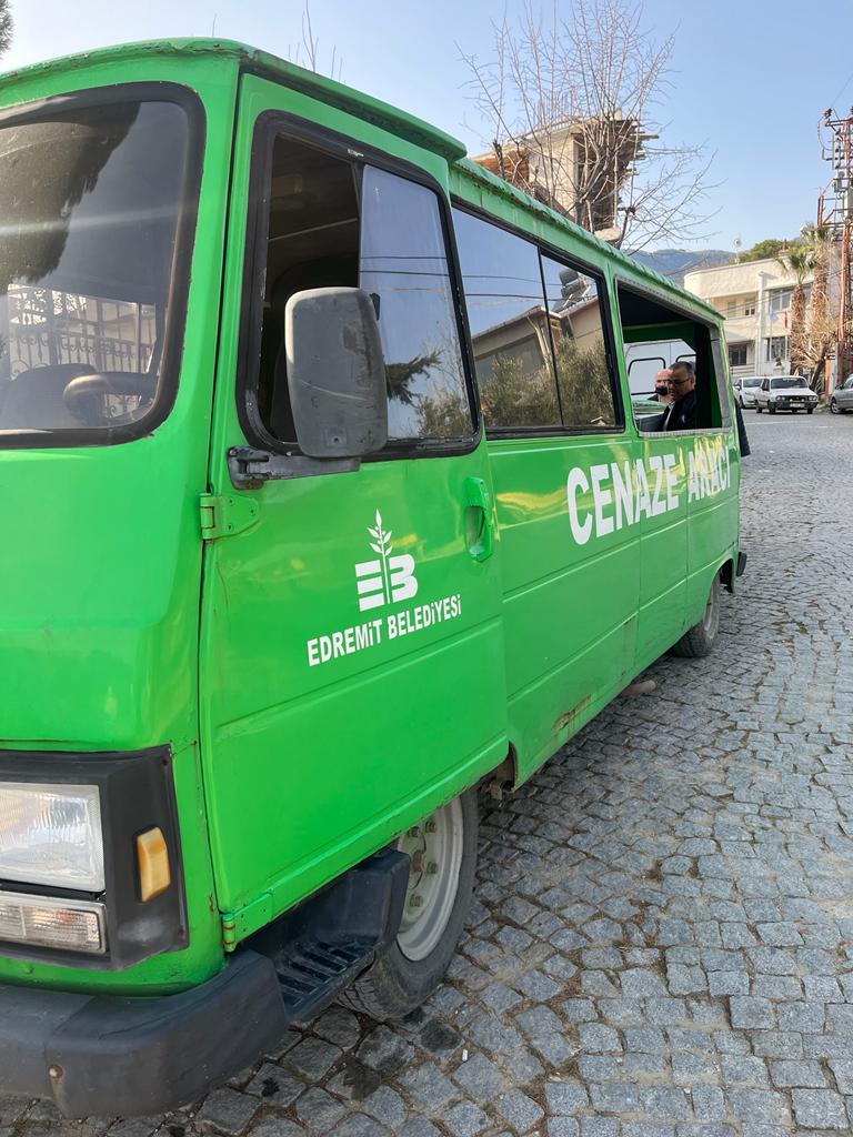 Birçok cenazeye katıldım, ama böyle bir cenaze aracına ilk kez denk geldim.Fazla söze gerek yok.Yazık çok yazık... <a href="/EdremitBelediye/">Edremit Belediyesi</a>