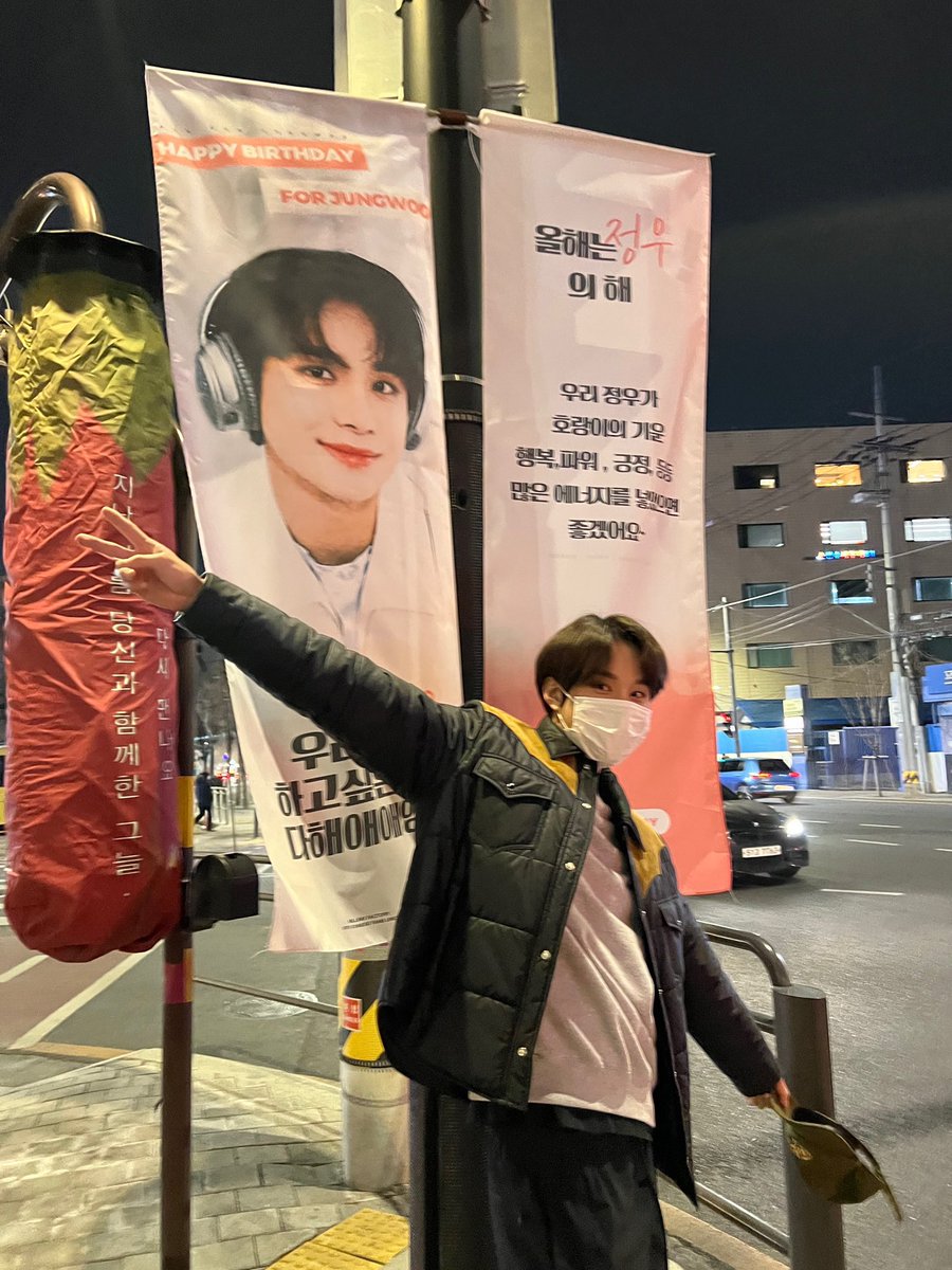 jungwoo with his birthday banners ❤︎