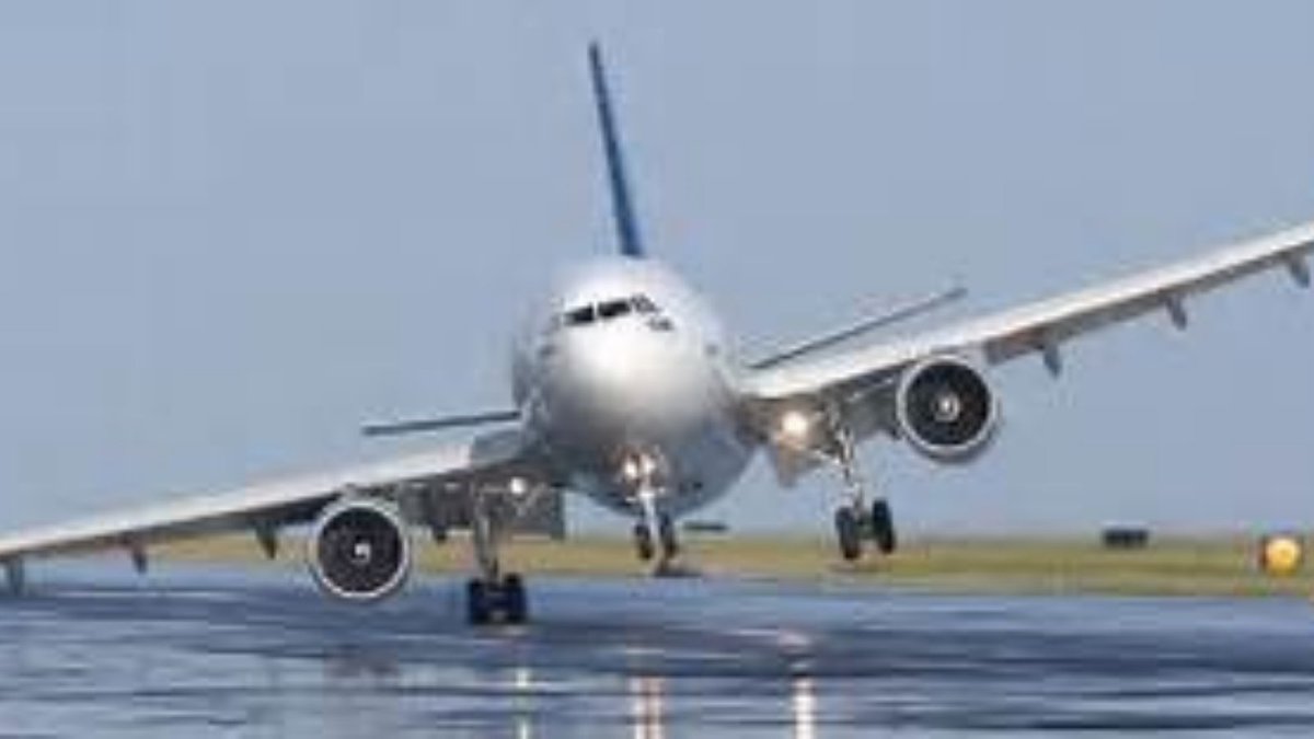 WFHNUK's tweet photo. Is it us or does anyone else have that #FridayFeeling and just wanting to watch planes land in the wake of #StormEunice? What plans do you all have for the weekend? #blownaway #strongwinds #windyday #battondownthehatches https://t.co/62CRoqW6aq