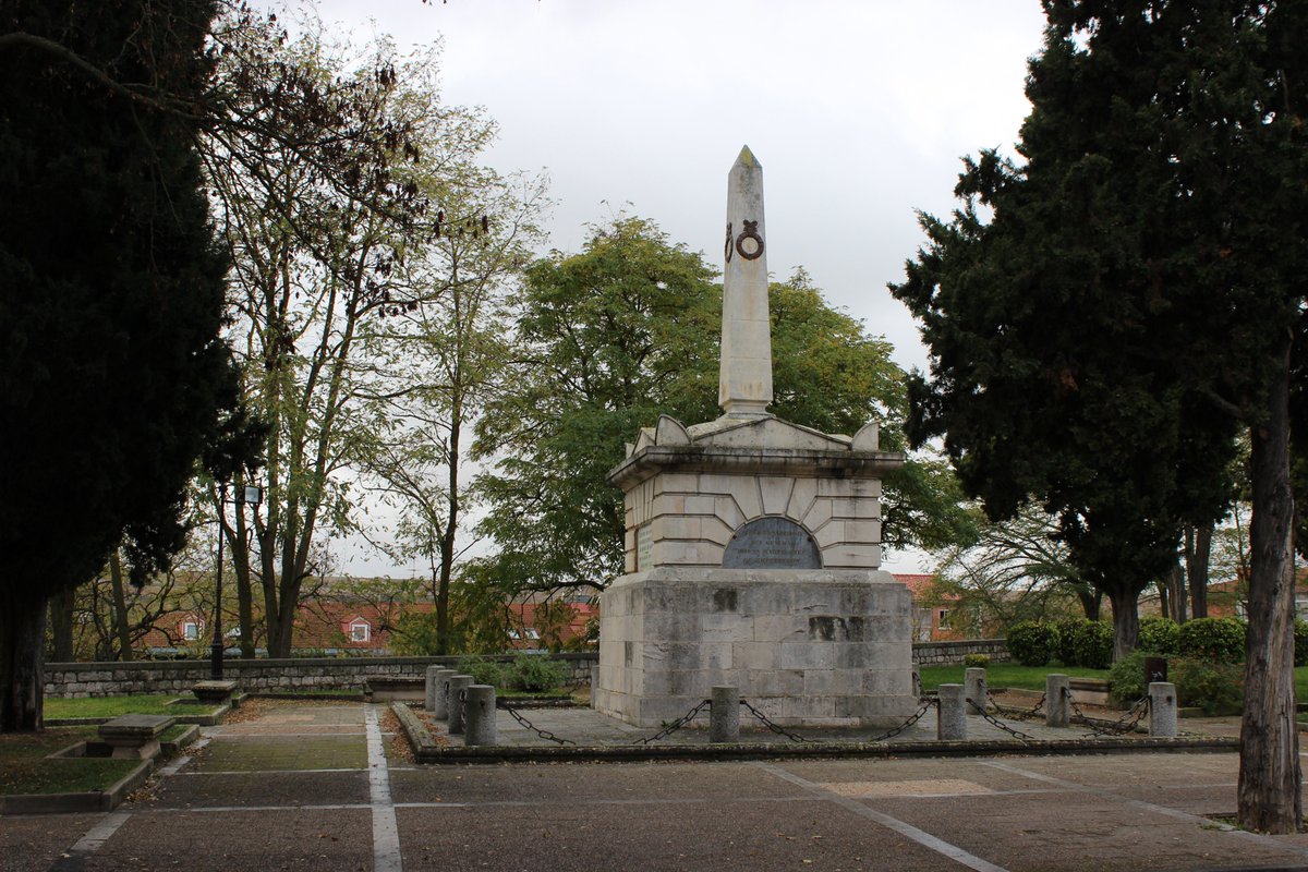 Este monumento de la calle Fernán González, que pasa siempre tan desapercibido, guarda en su interior los restos de uno de los personajes más conocidos de la Guerra de la Independencia.
Juan Martín Diez "El Empecinado", descansa aquí desde el 18 de febrero de 1856.
🧵👇(hilo va)