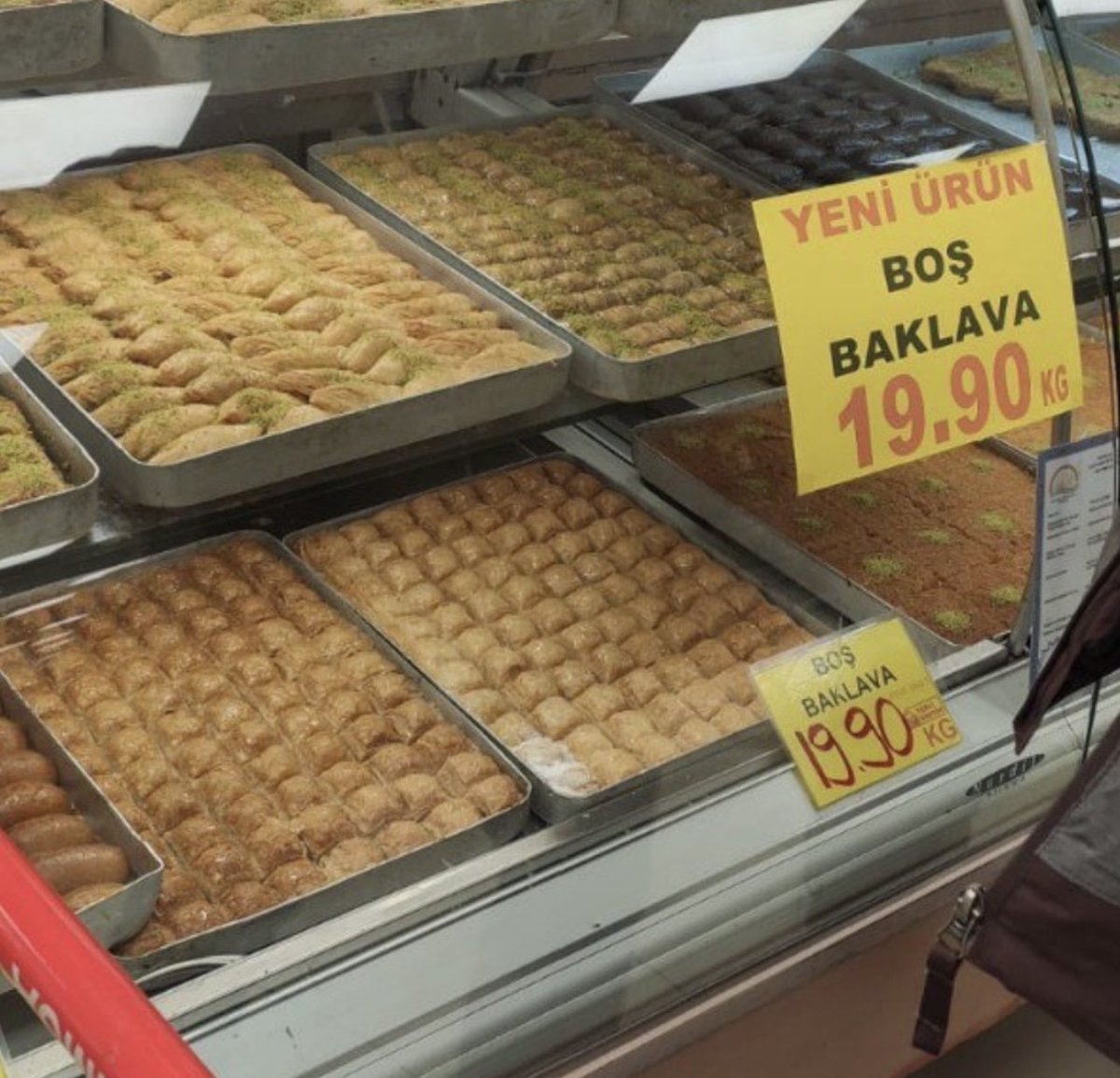Boş tost, boş baklavadan sonra boş şarkı şoku.
Tarkan Geççek ile zincire katıldı