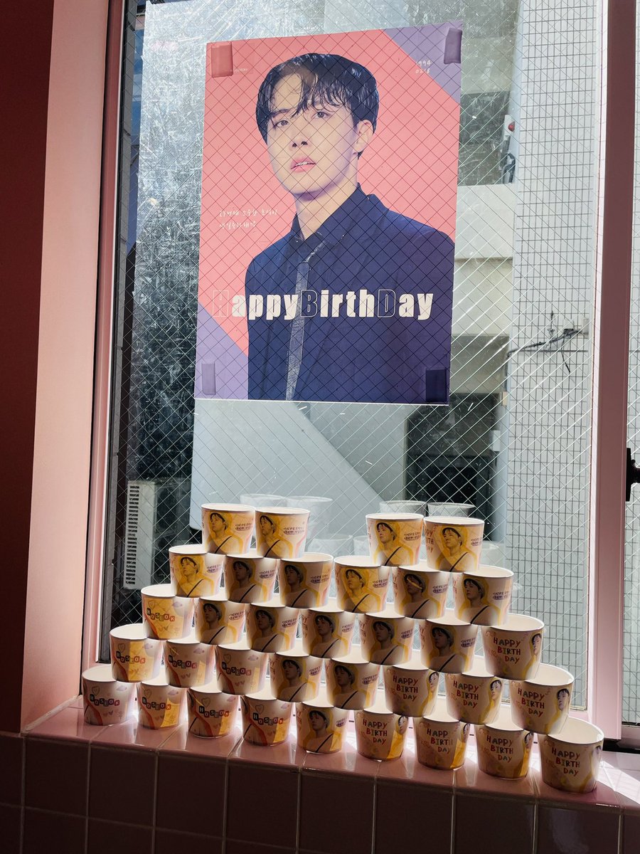 btsjinlovearmy's tweet photo. 先週もお伺いさせて頂いた@yolumlovesyou 様へ再び💖
無事に先着特典と素敵なポスターをGET出来て大満足😁✨
素敵なパネルをずっと見入ってしまいました😍💕私のお気に入りは一番右😆💜

@HOPESHINE_0218 様
@HOPESHINEJP 様

#희망으로_가득찬_호석아_생일축하해
#happy_hoseok_day https://t.co/pPgOtYbuob