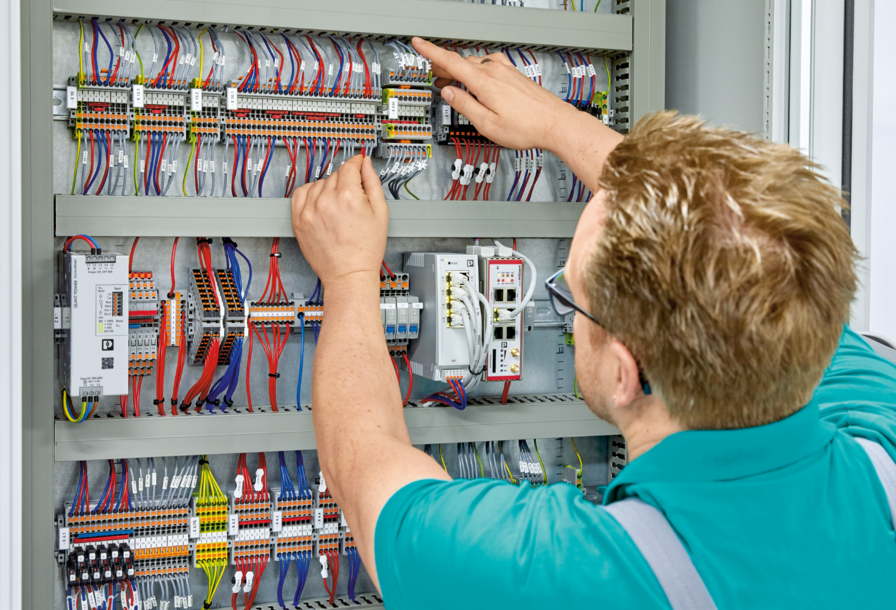 pxcbrasil's tweet image. COMPLETE line é um sistema de produtos de hardware e software, com serviços de assessoria e soluções de sistema adaptados entre si e líderes em tecnologia. Otimize já os seus processos na construção de quadros de comando. Conheça: phoenixcontact.com/pt-br/industri… #CompleteLine