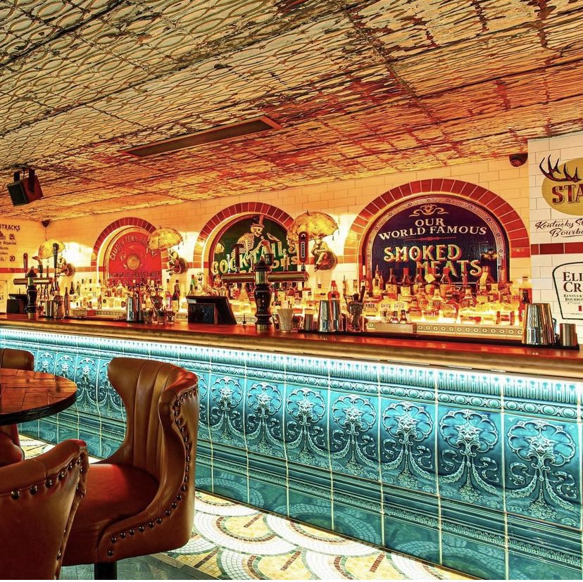 CDJackfield's tweet photo. Handmade #ceramictiles everywhere: walls, floors, ceiling, bar…
#Tilelovers paradise @TheBluesKitchen
Browse our collections here: https://t.co/6ghyMjq2Iy
#bartiles #hospitalitydesign #interiordesign #handmadetiles https://t.co/c59zVtBqeP