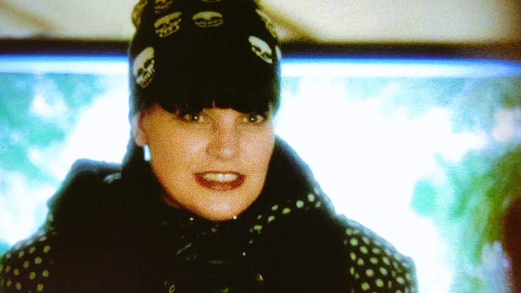 emichelle_24's tweet photo. ギブスに雪遊び❄️をおねだりするアビー可愛い🥰 ギブスと一緒に雪合戦したい😆💕
#NCIS 12x09 #Gibbs #Abby #McGee #DrMallard #ncisjp #スーパードラマTV https://t.co/EqaJx5w5Up