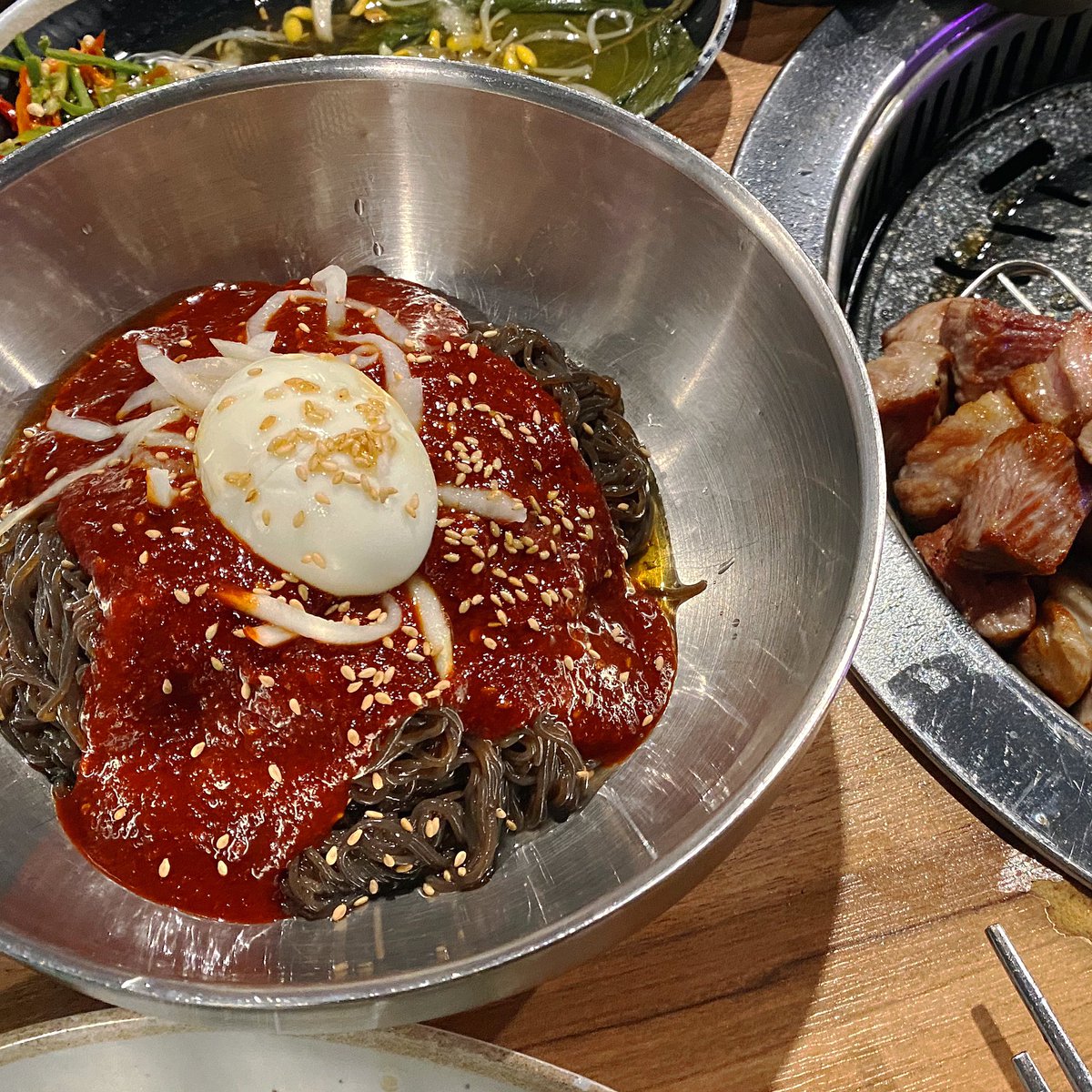 horizonii_'s tweet photo. 삼겹살이랑 가브리살이랑
비빔냉면 주시는데 냉면에 오이 빼구요
아이스 아메리카노 한 잔이랑
크로플에 아이스크림 추가 해주세요 https://t.co/MZ9phdj7va