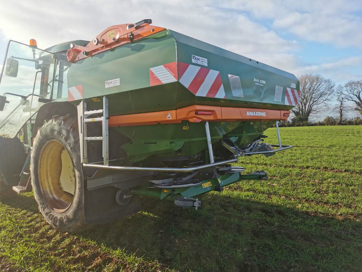 Mise en route d’un distributeur d’engrais <a href="/Amazone/">AMAZONEN-WERKE H. DREYER SE & Co. KG</a> ZA-V 3200 sur le secteur de Spézet.
Machine équipée de la pesée, coupure de tronçon automatique, modulation de dose.

#amazone #amazonegroup #distributeur #engrais #zav3200 #spezet #finistere #finistère #bretagne