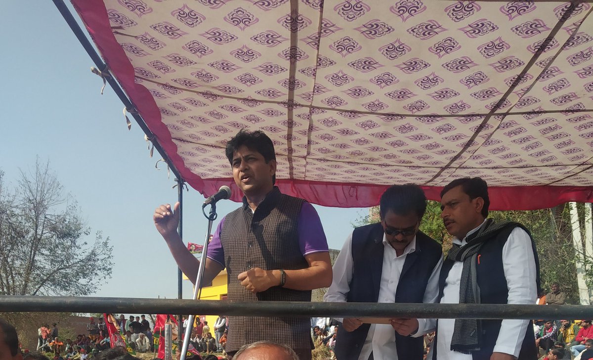 drsandeepdu's tweet photo. आज कुरावली मैनपुरी में मैनपुरी सदर के समाजवादी पार्टी प्रत्याशी श्री राजकुमार यादव उर्फ राजू भैया के समर्थन में अपनी बात रखी, सभा को स्वामी प्रसाद मौर्य ने भी संबोधित किया। https://t.co/NjPuX6UOB3