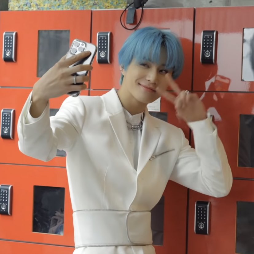 LOOKSKJW's tweet photo. he looks so handsome even just taking a selca https://t.co/kUFpodjNKv